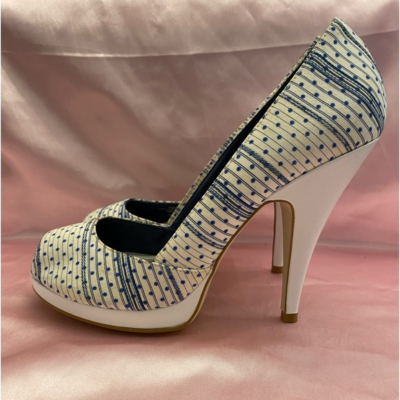 BCBGIRLS SIZE 8 BLUE and WHITE POLKA DOT AND STRIPE OPEN TOE SLIP ON PLATFORM - Picture 10 of 10